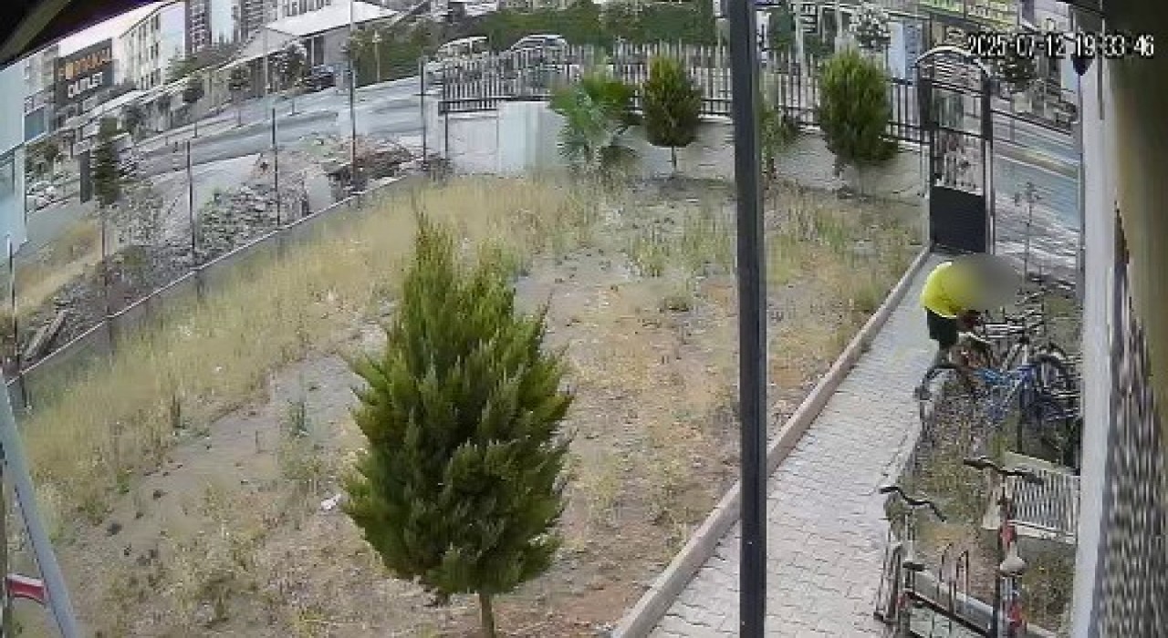 Bisikletlerin parçalarını tek tek söküp götürdüler