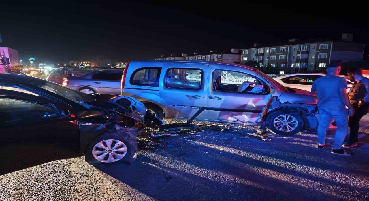 Bitliste trafik kazası: 6sı çocuk 14 kişi yaralandı