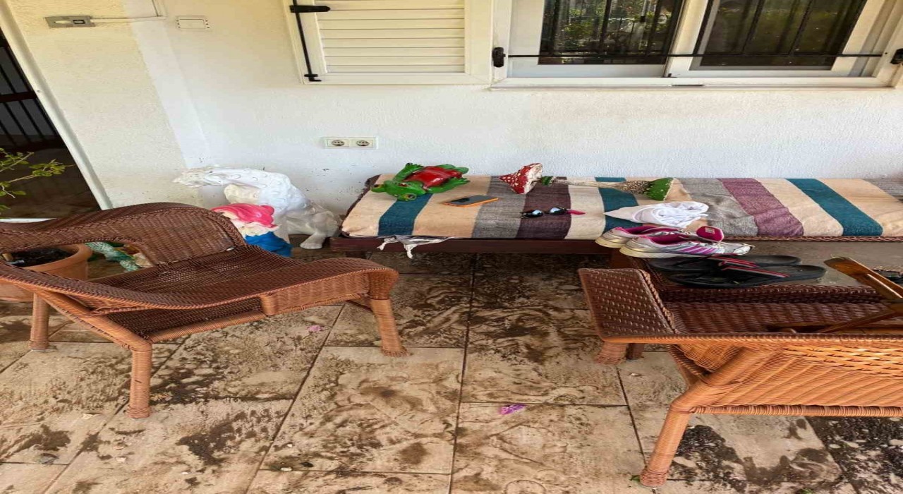 Bodrumda ana su isale hattı patladı, yol çöktü