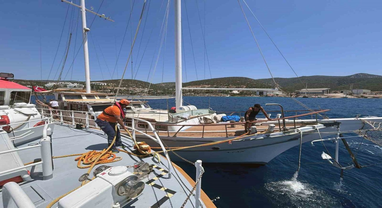 Bodrumda içinde 6 kişi bulunan ve su alan tekne kurtarıldı