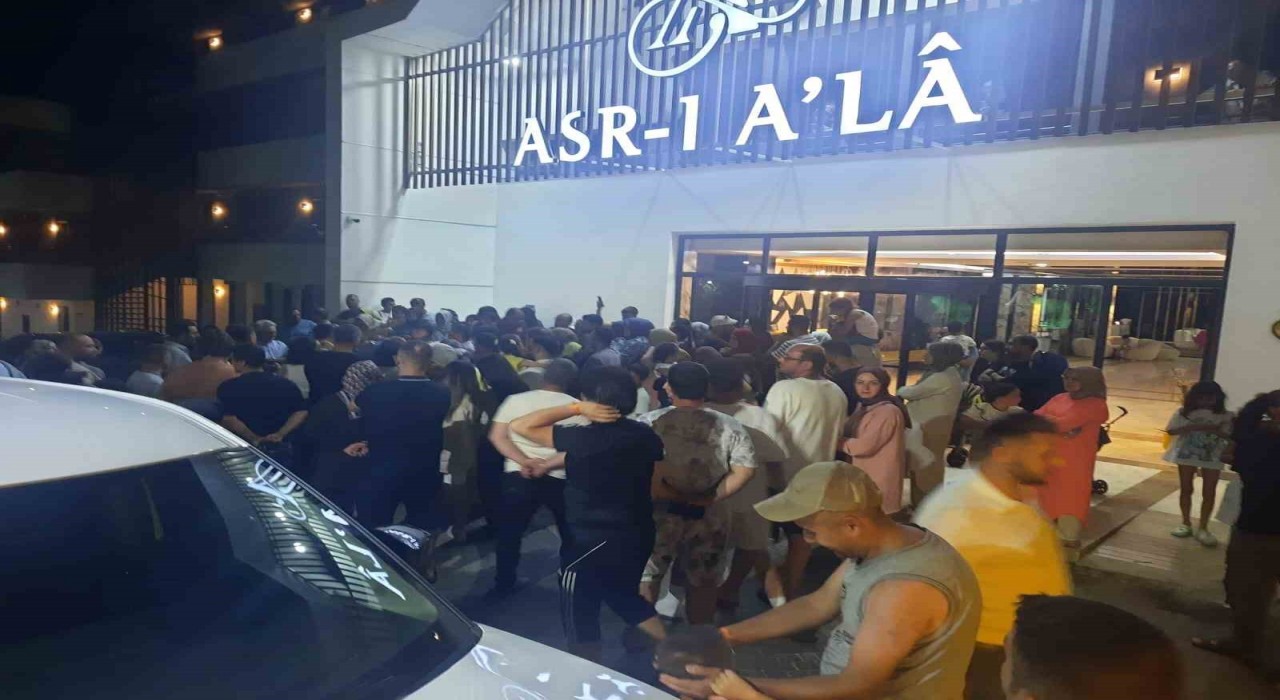 Bodrumda turistler isyan etti: Turistler resepsiyonu bastı, tatil yapmak yerine eylem yaptı