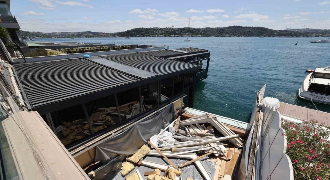 Boğazdaki kaçak yapıların yıkımına başlandı: İlk durak tarihi pastane oldu
