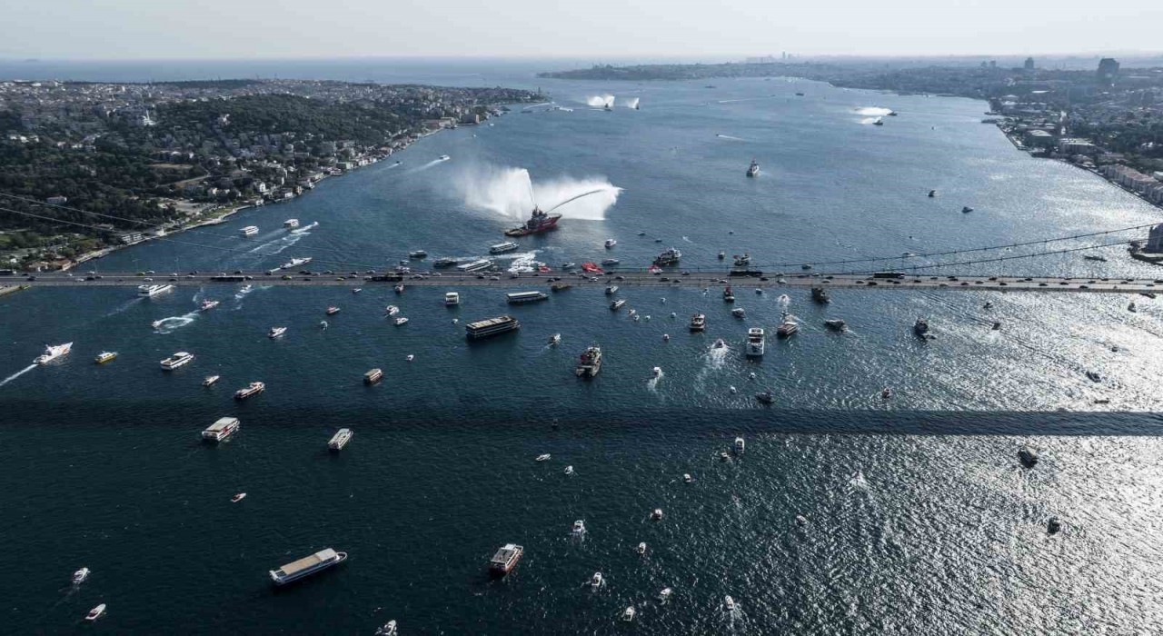 Boğazdan 15 Temmuz geçişi: 253 şehidin anısına 253 tekne ve bot boğazı selamladı