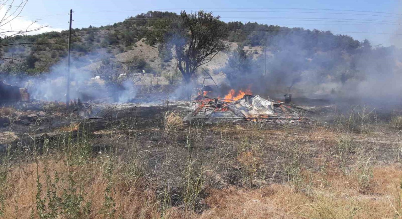 Boluda facianın eşiğinden dönüldü: Tarlada çıkan yangın ormana sıçramadan söndürüldü
