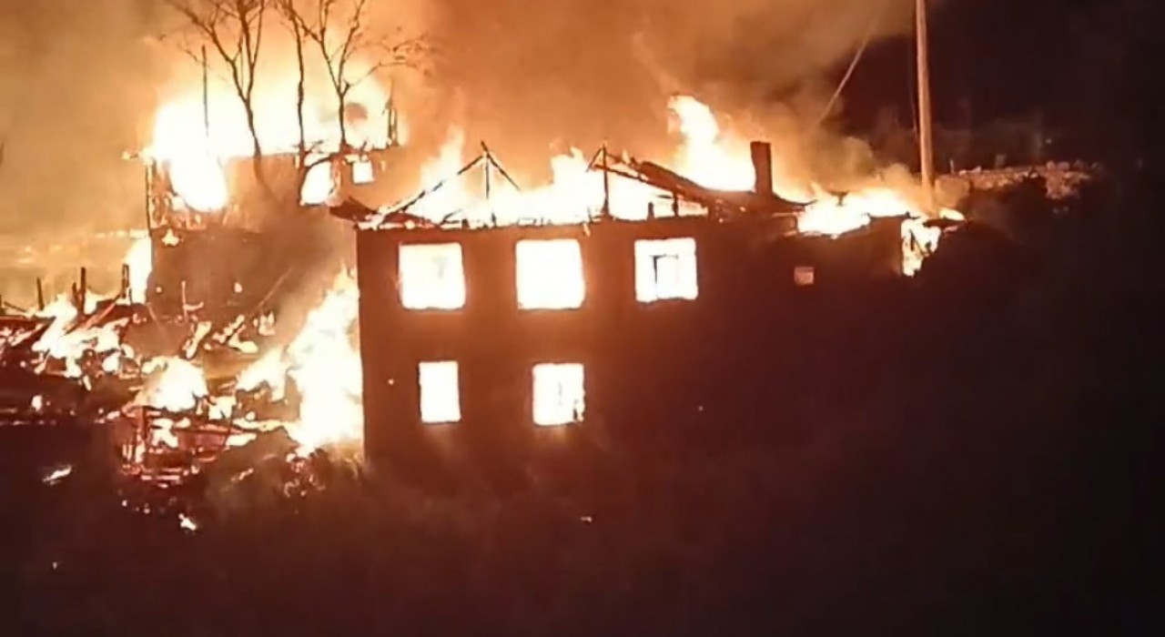 Boluda feci yangın: 5 ev ile 7 samanlık alevlere teslim oldu