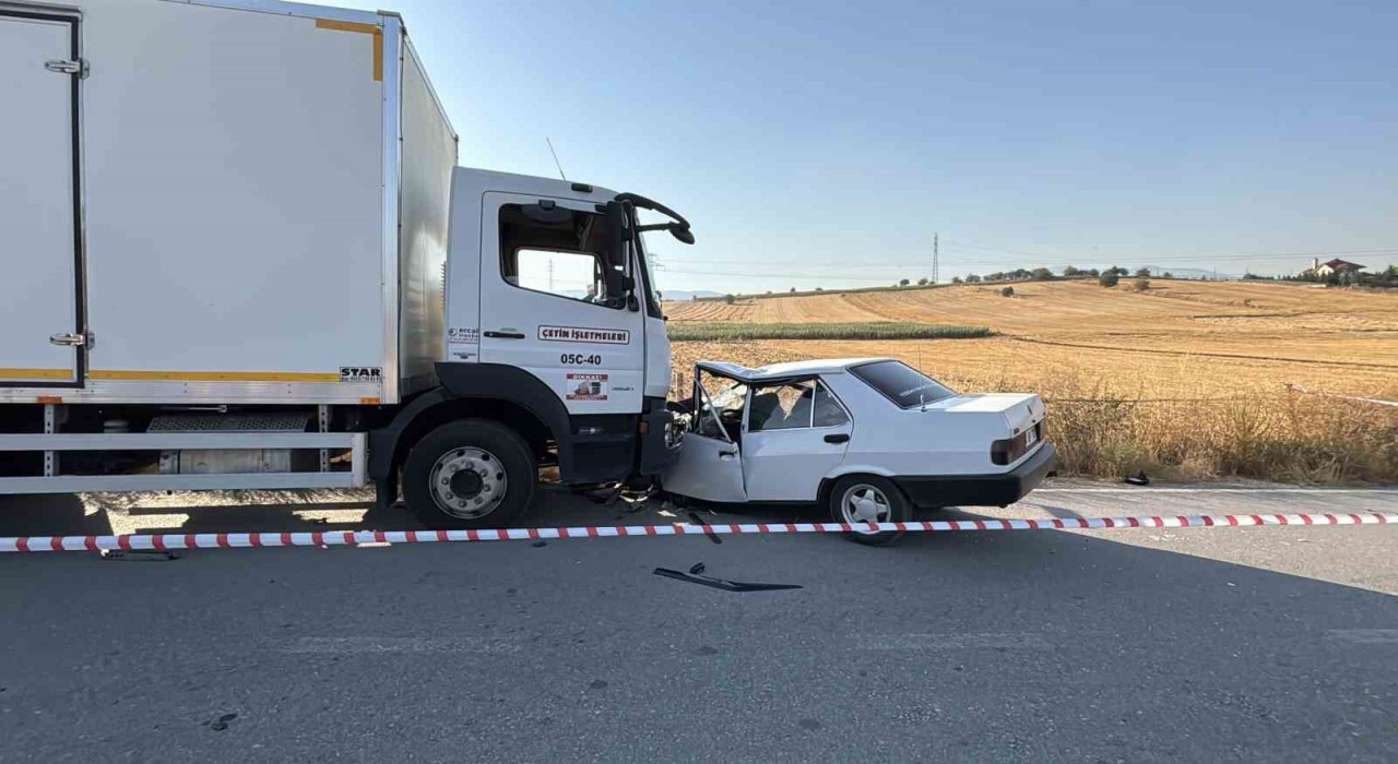 Boluda kamyonla çarpışan Fiat Tofaş hurdaya döndü: 1i ağır 2 yaralı