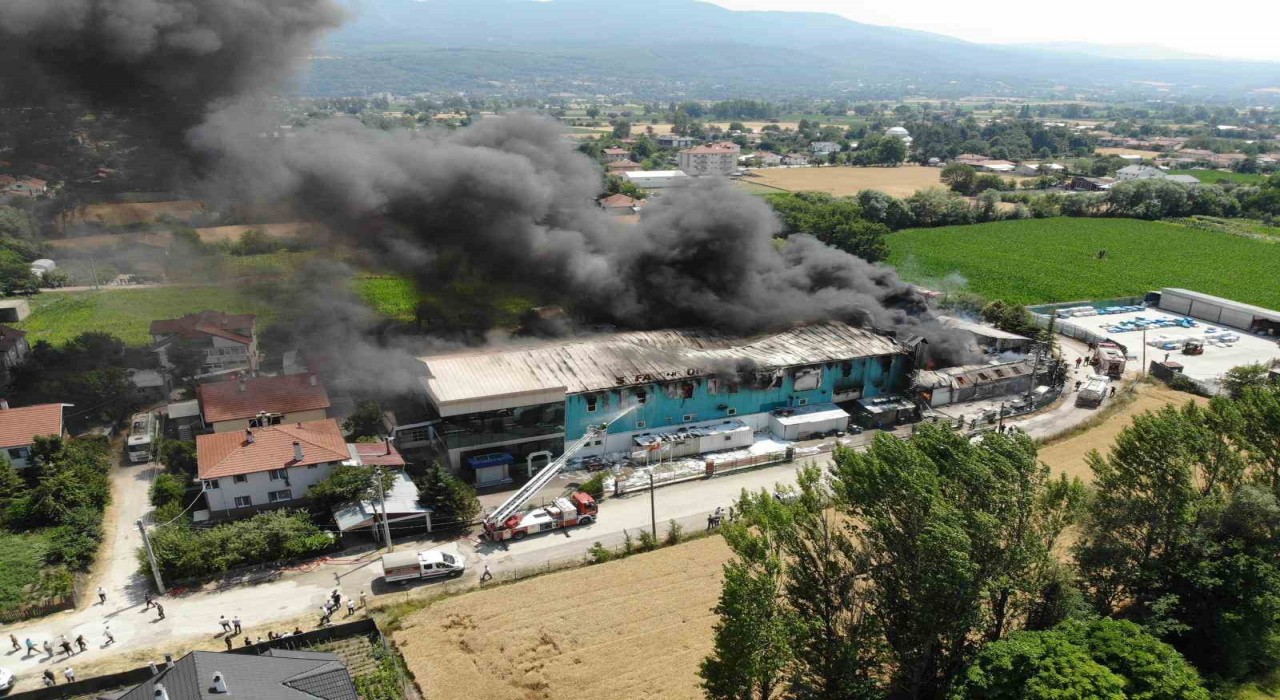 Boludaki fabrika yangını havadan görüntülendi