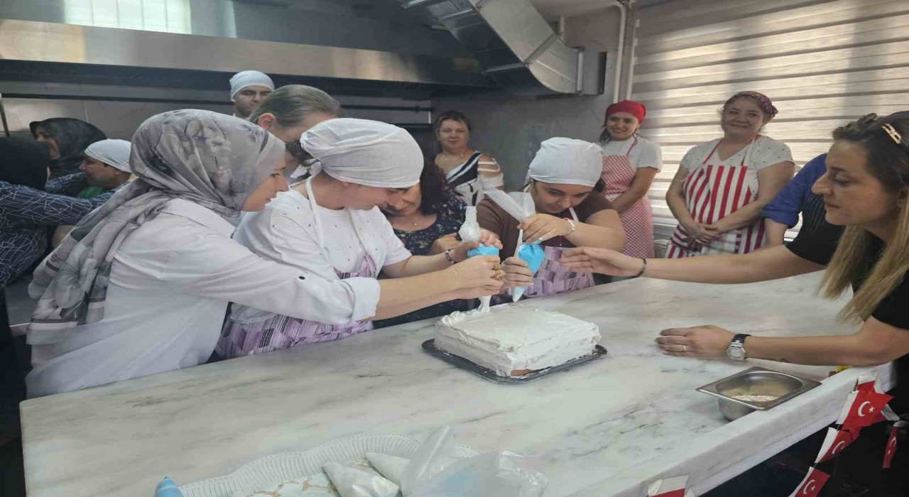 Bornova Halk Eğitim Merkezinde pasta atölyesi buluşması