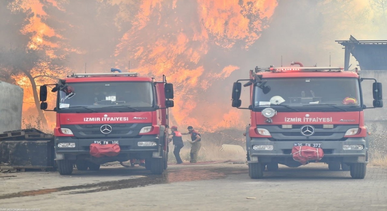 Bornovada orman yangınını söndürme çalışmaları devam ediyor