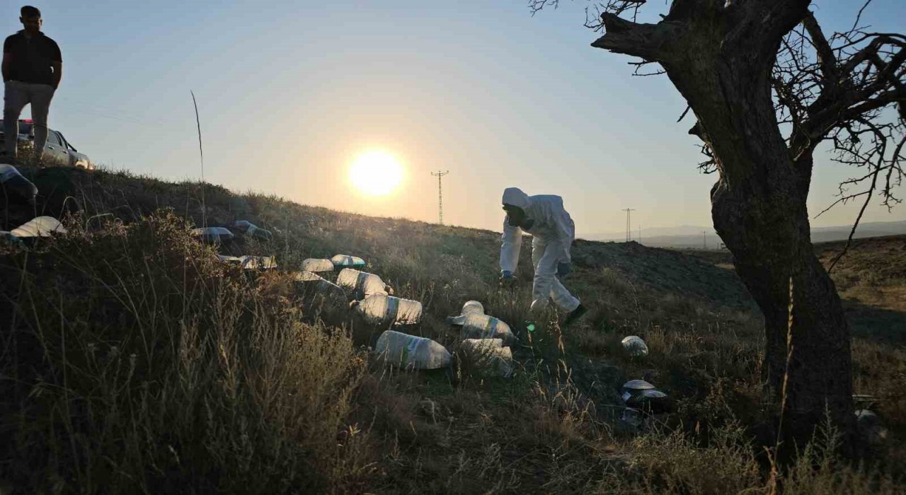Boş arazideki siyah sıvı dolu bidonlar ekipleri harekete geçirdi