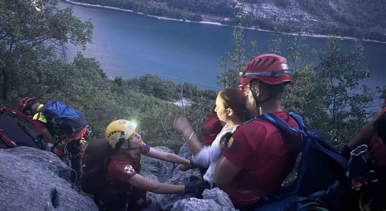 Bosna Hersekte dağda kaybolan Türk grup son anda kurtarıldı