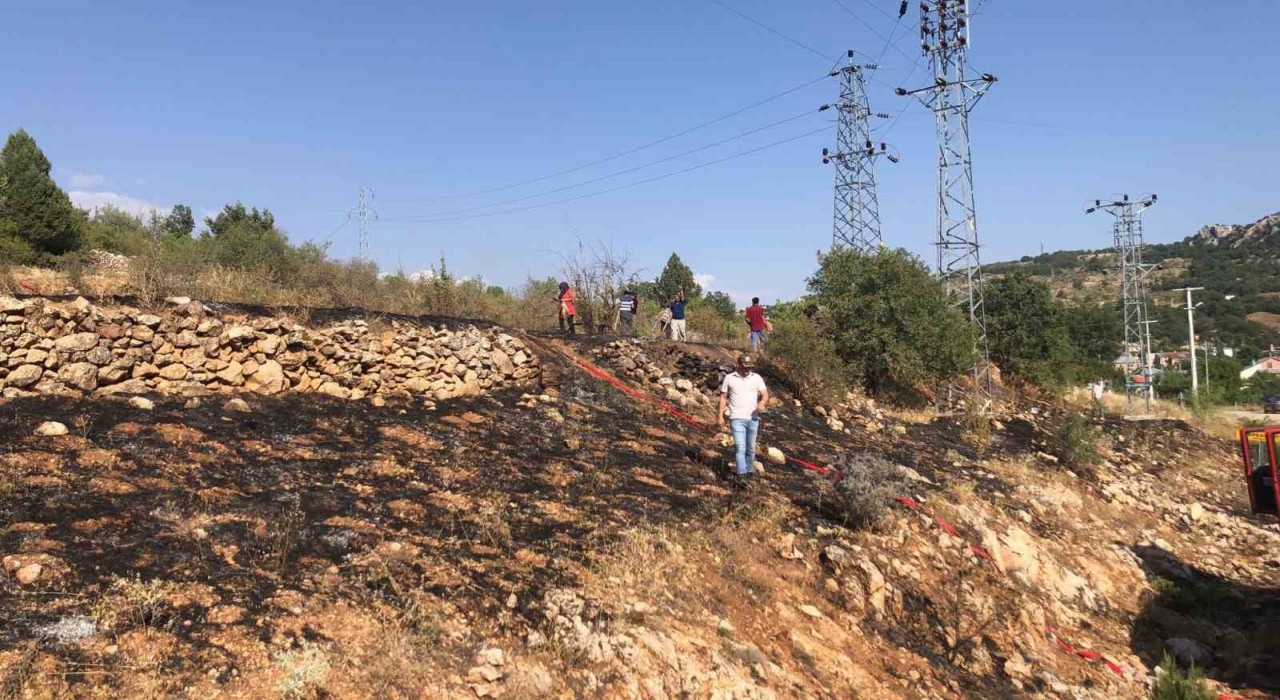 Bozkırda otluk alanda çıkan yangın paniğe neden oldu