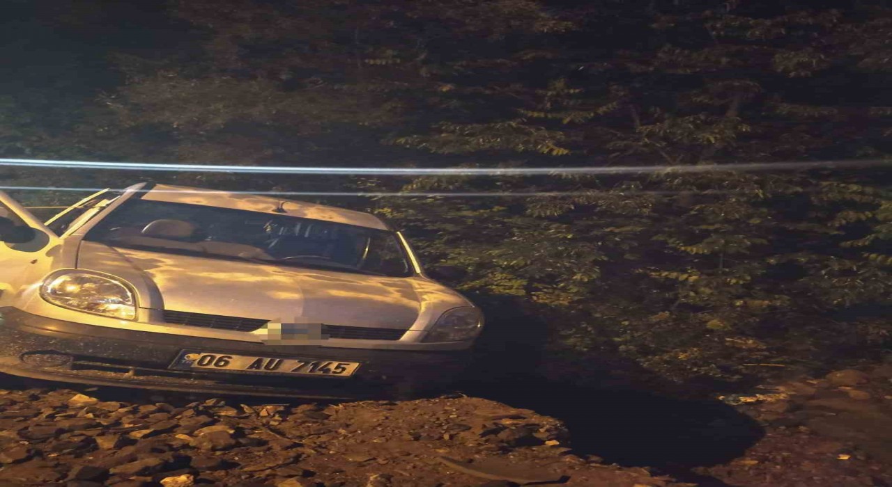 Bozuk yolu fark etmeyen sürücü şarampole düştü