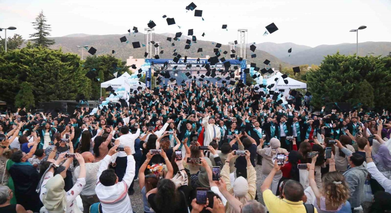 BTÜde mezuniyet sevinci ve 15. yıl gururu bir arada