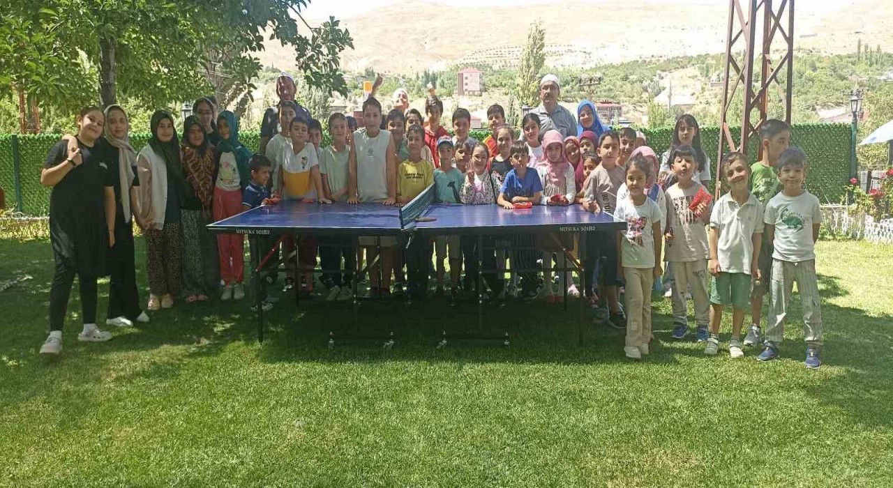 Bu camide çocuklar güle oynaya Kuran öğreniyor