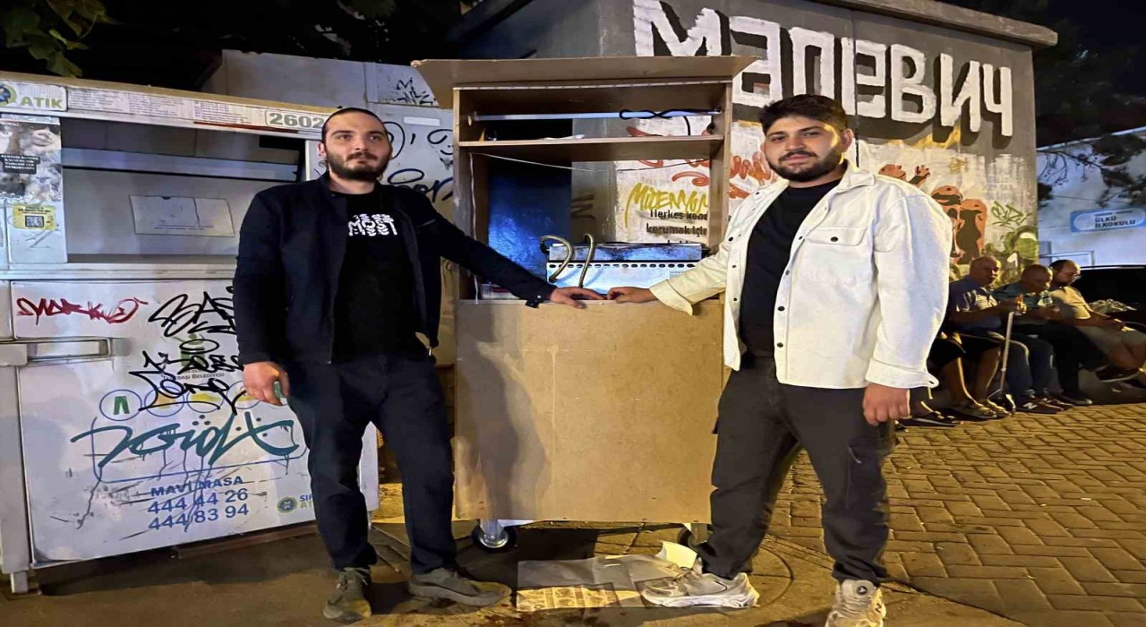 Bu gençler ekmeklerini gardıroptan kazanıyor