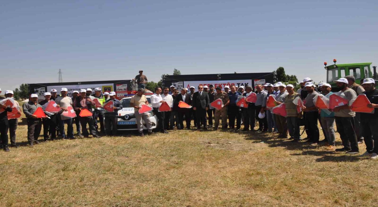 Bulanıkta traktörlere reflektör takma programı