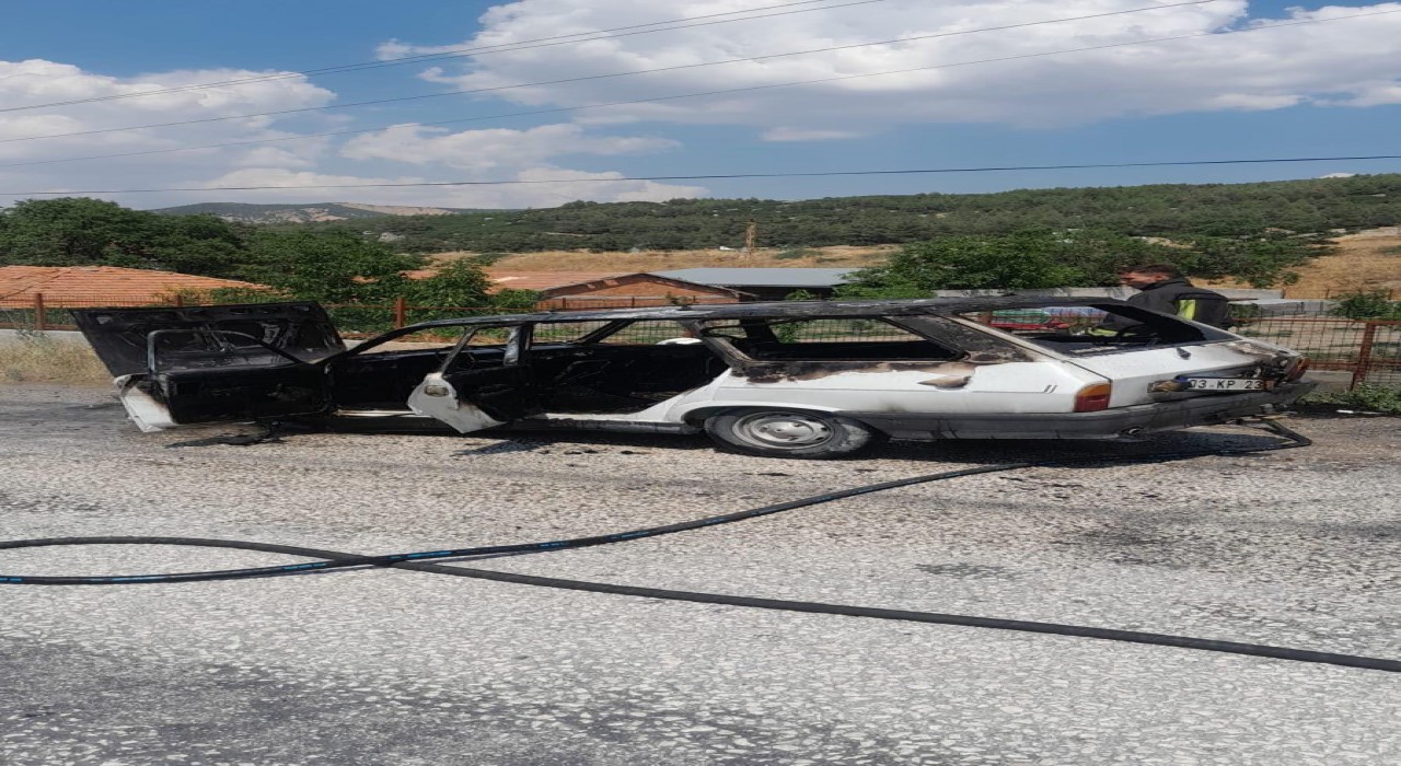 Burdurda seyir halindeki araç yandı