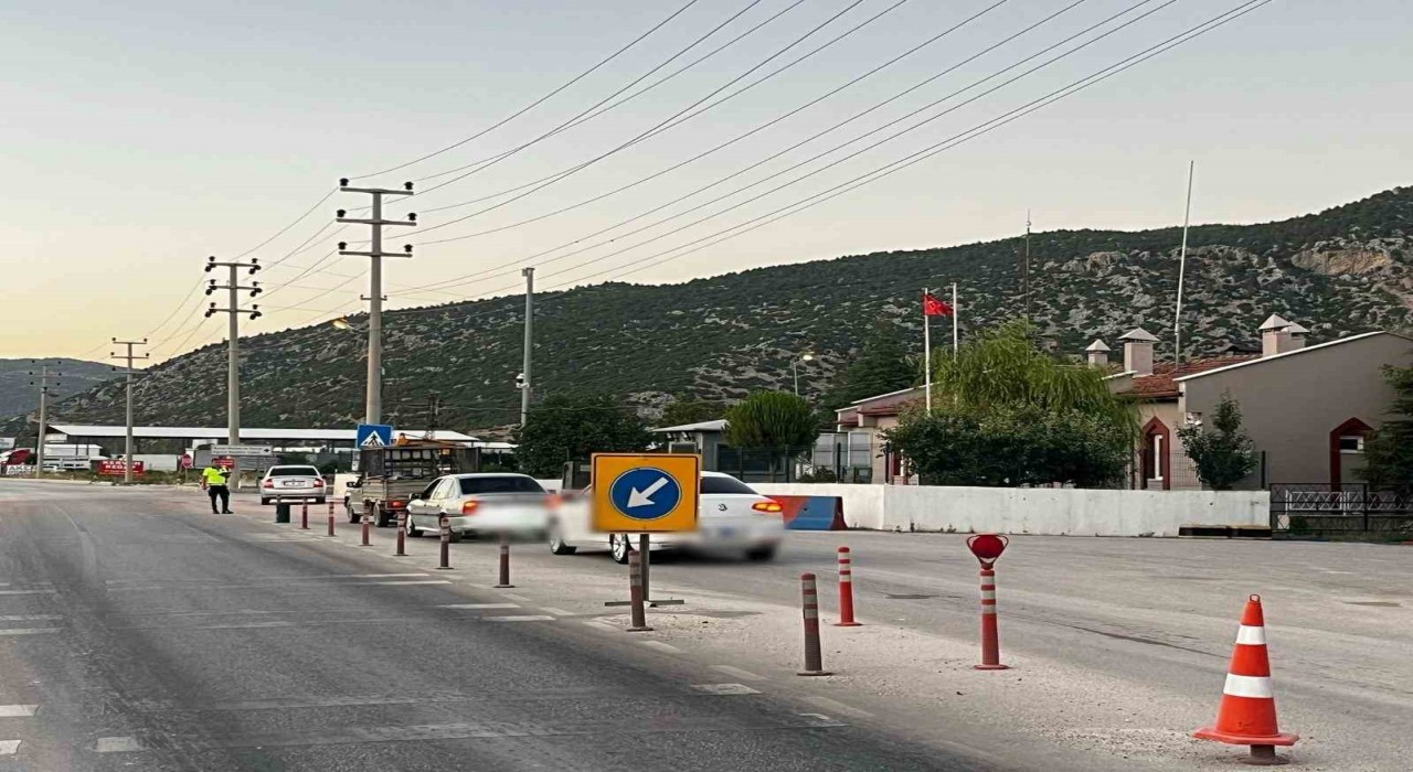 Burdurda tarifesiz yolcu taşımacılığına yönelik denetimlerde 15 araç trafikten men edildi