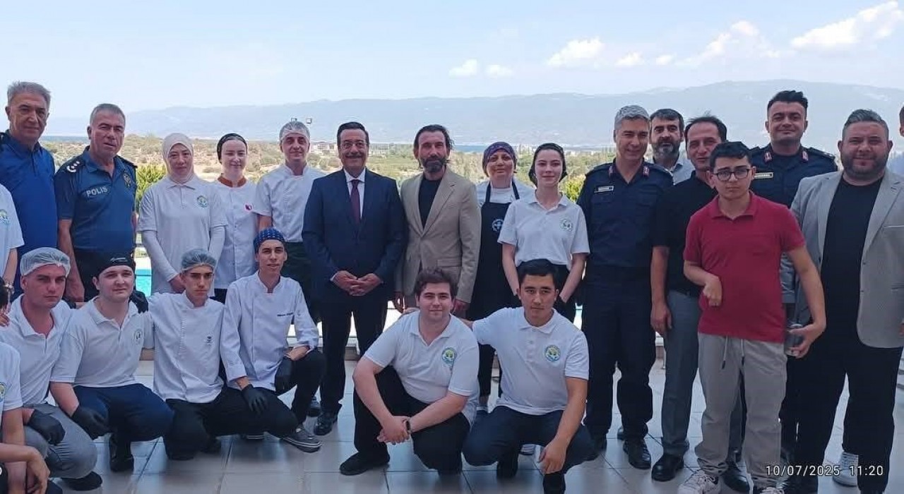 Burhaniye Uygulamalı Bilimlerde Geleneksel Aşure Hayrı düzenlendi