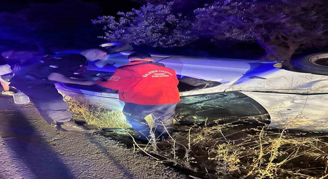 Burhaniyede otomobil tek taraflı kazaya karıştı: 3 kişi yaralandı