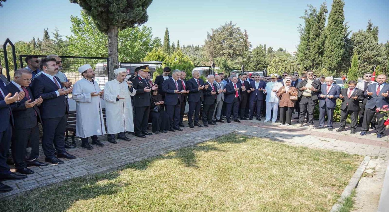 Bursada 15 Temmuz anma programları şehitlik ziyaretiyle başladı