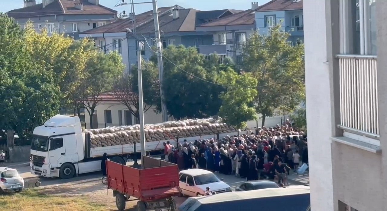 Bursada bir hayırsever 30 ton patatesi ücretsiz dağıttı