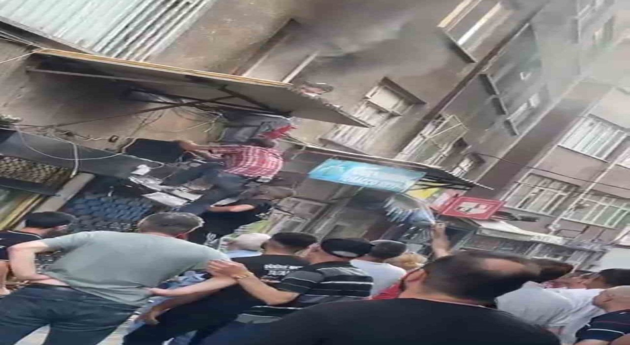 Bursada evde çıkan yangında alevlerin arasında kalan kadını mahalleli kurtardı