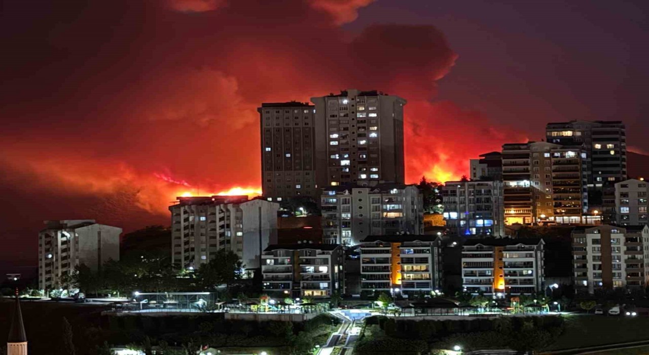 Bursada gecenin karanlığı yangının alevleriyle aydınlandı