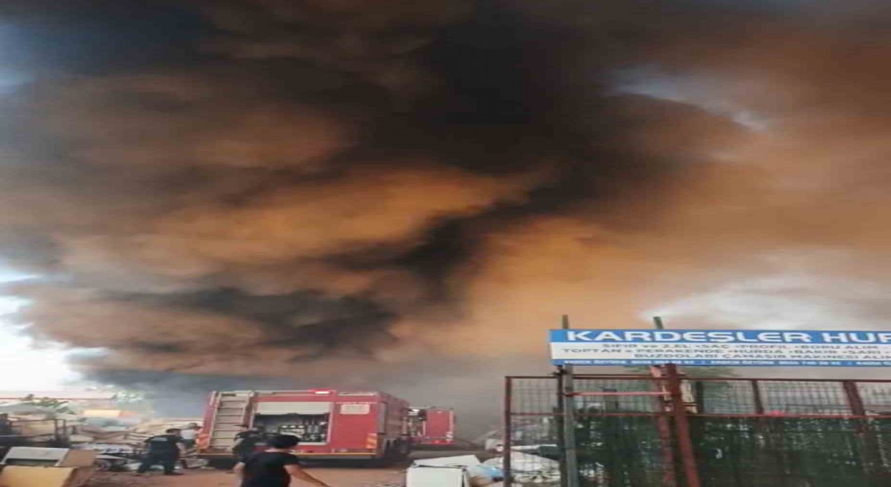 Bursada geri dönüşüm tesisinde yangın: Gökyüzünü siyah dumanlar kapladı