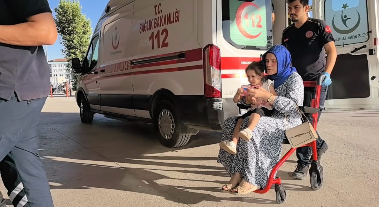 Bursada hafif ticari araç ile otomobil çarpıştı; 1i çocuk 2 kişi yaralandı