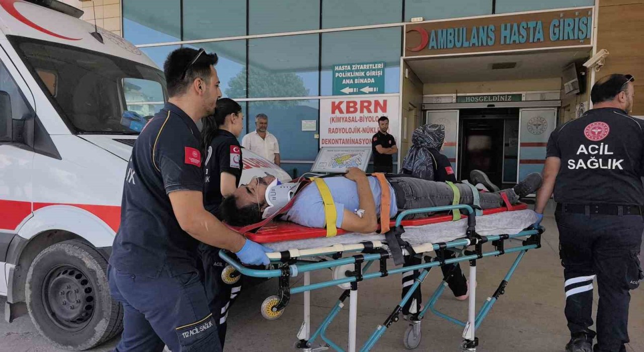 Bursada hafif ticari araç kamyonetle çarpıştı: 3 yaralı