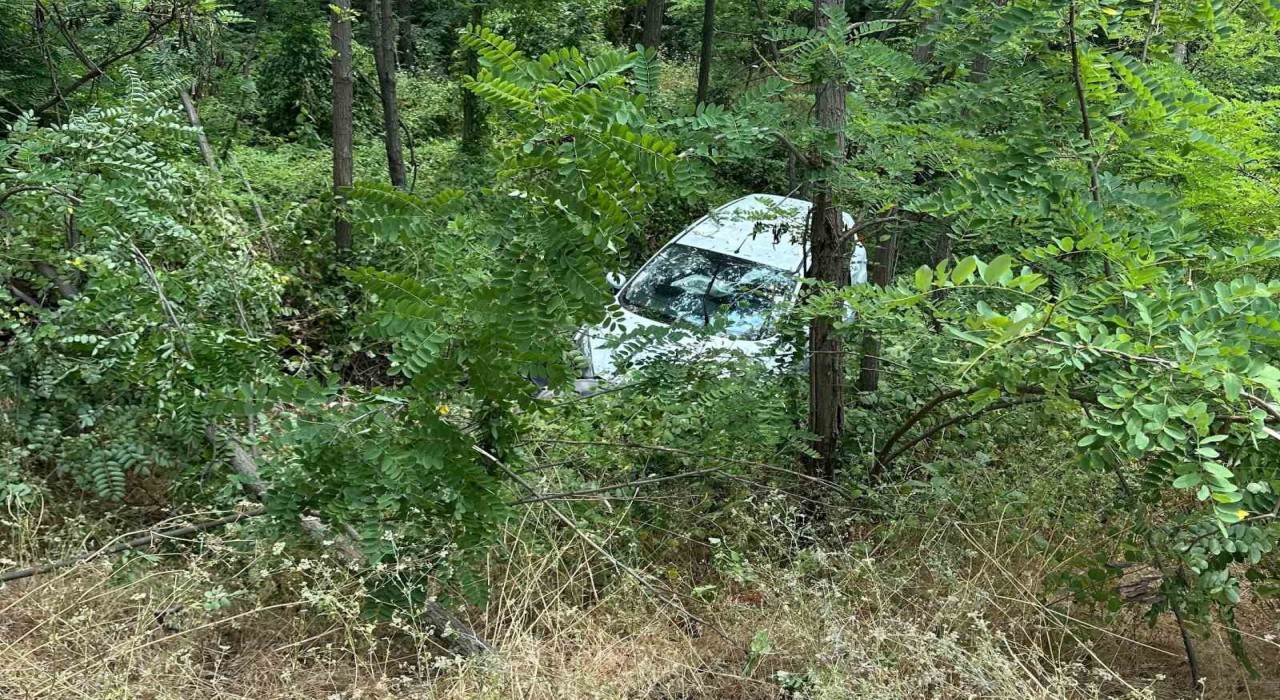 Bursada kontrolden çıkan otomobil şarampole yuvarlandı