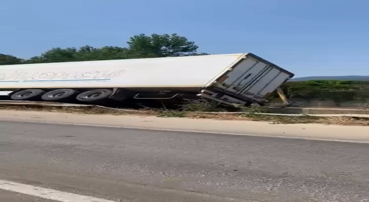 Bursada kontrolden çıkan tır devrildi