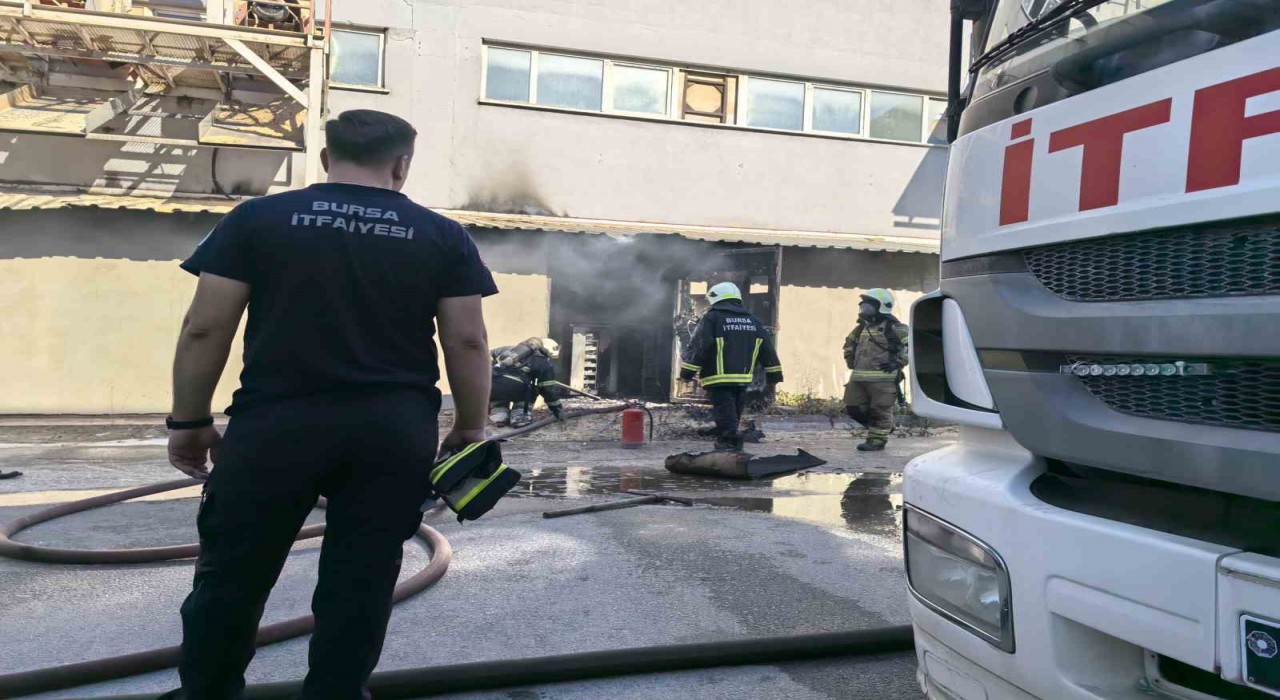 Bursada mobilya fabrikası alev alev yandı