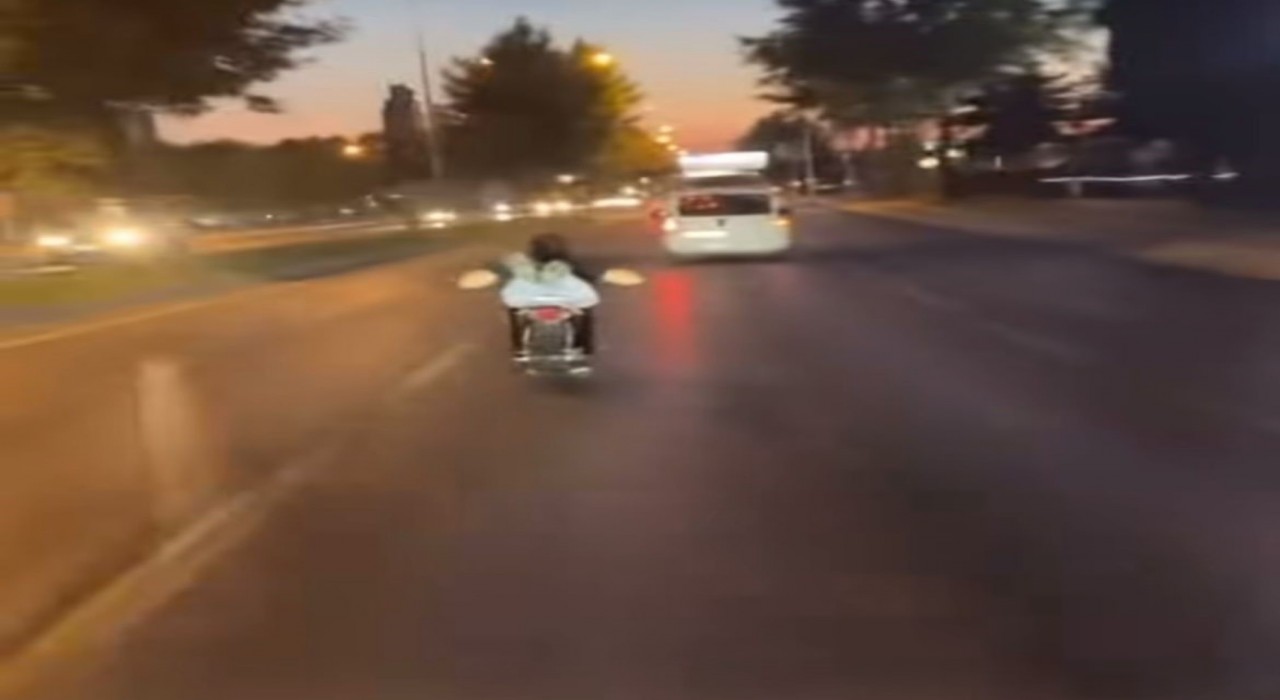 Bursada motosiklete uzanarak gitti, canını hiçe saydı