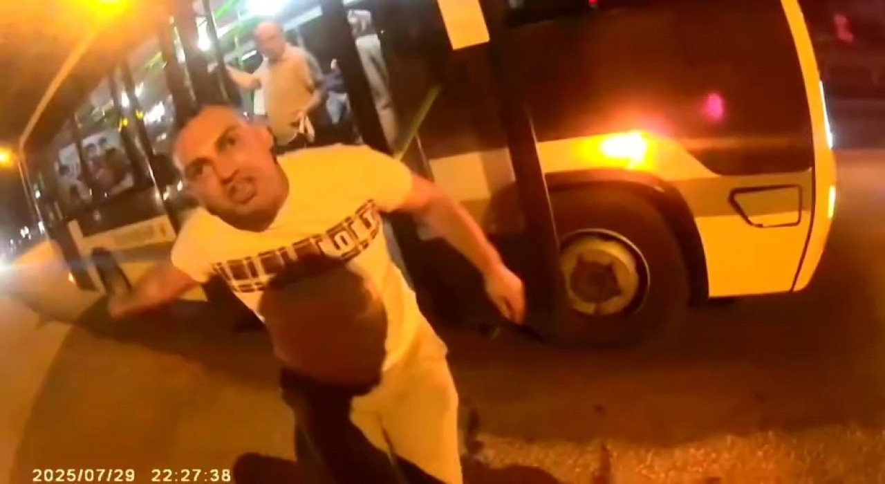 Bursada otobüs şoförü ile motosiklet sürücüsü arasında yol verme tartışması