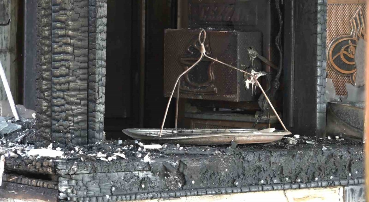 Bursada tarihi çay bahçesi alevlere teslim oldu