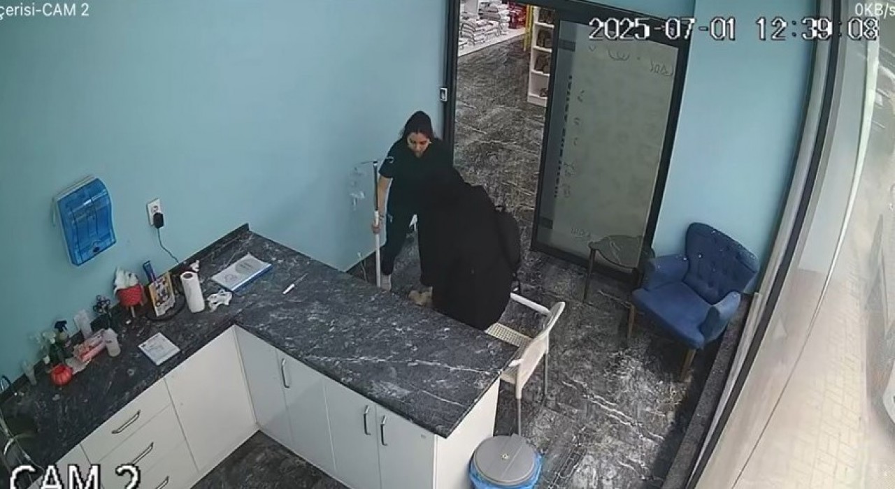 Bursadaki depremde tedavi gören köpeği içeride bırakmadı