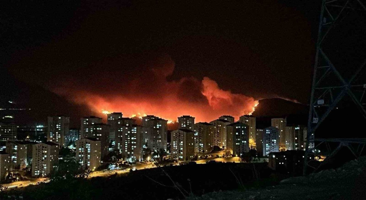 Bursadaki orman yangını geceyi gündüze çevirdi... Alevler havadan görüntülendi