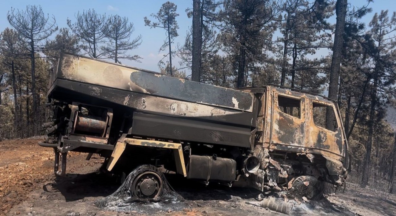 Bursadaki yangında bir kamyon alevlerin arasında kalarak kullanılamaz hale geldi