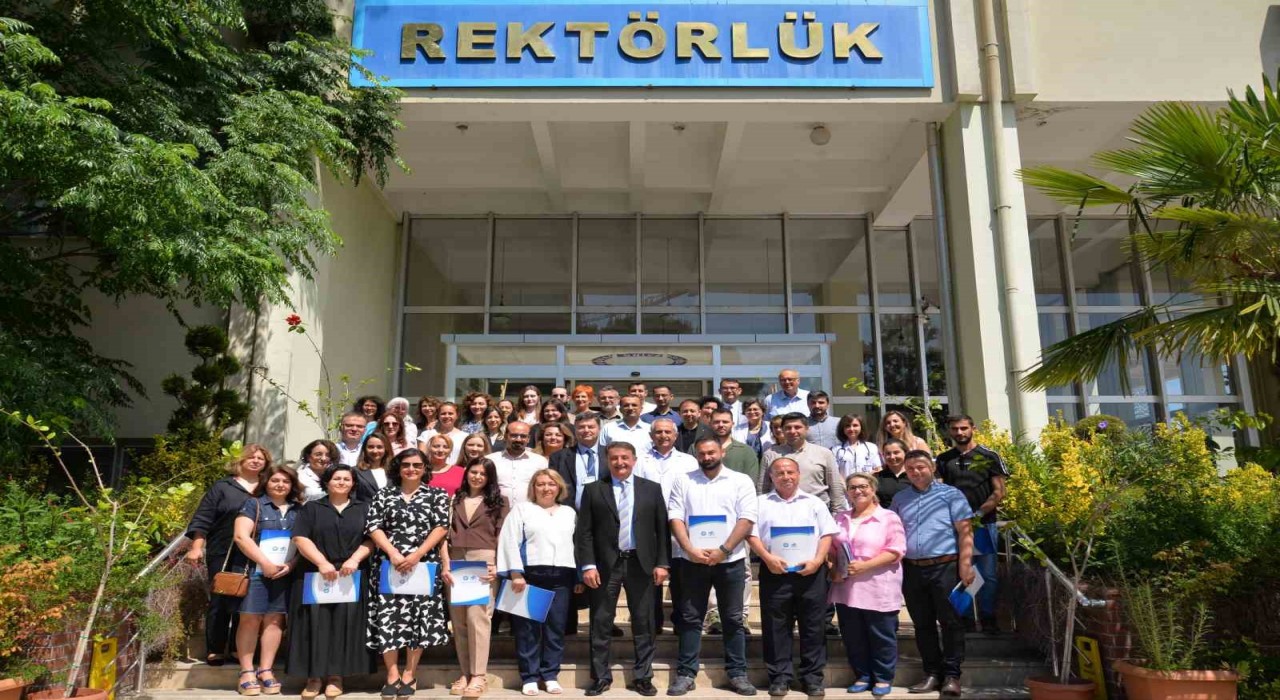 BUÜde başarılı akademisyenler ödüllendirildi