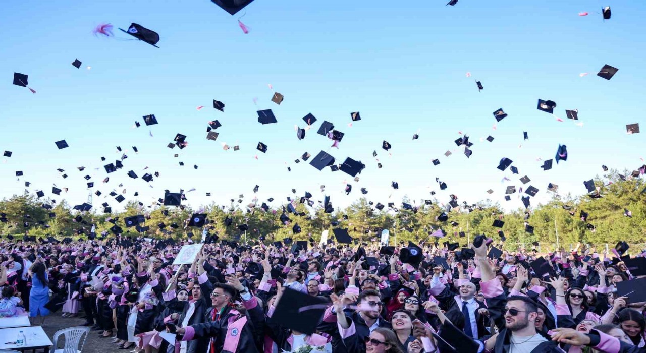BUÜde bu yıl mezun sayısı 6 bini buldu
