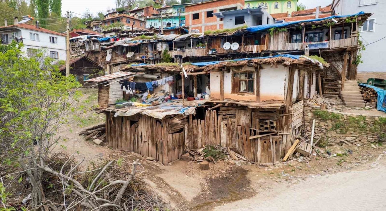 Büyük yangından geriye kalan yapı görenlerin ilgisini çekiyor