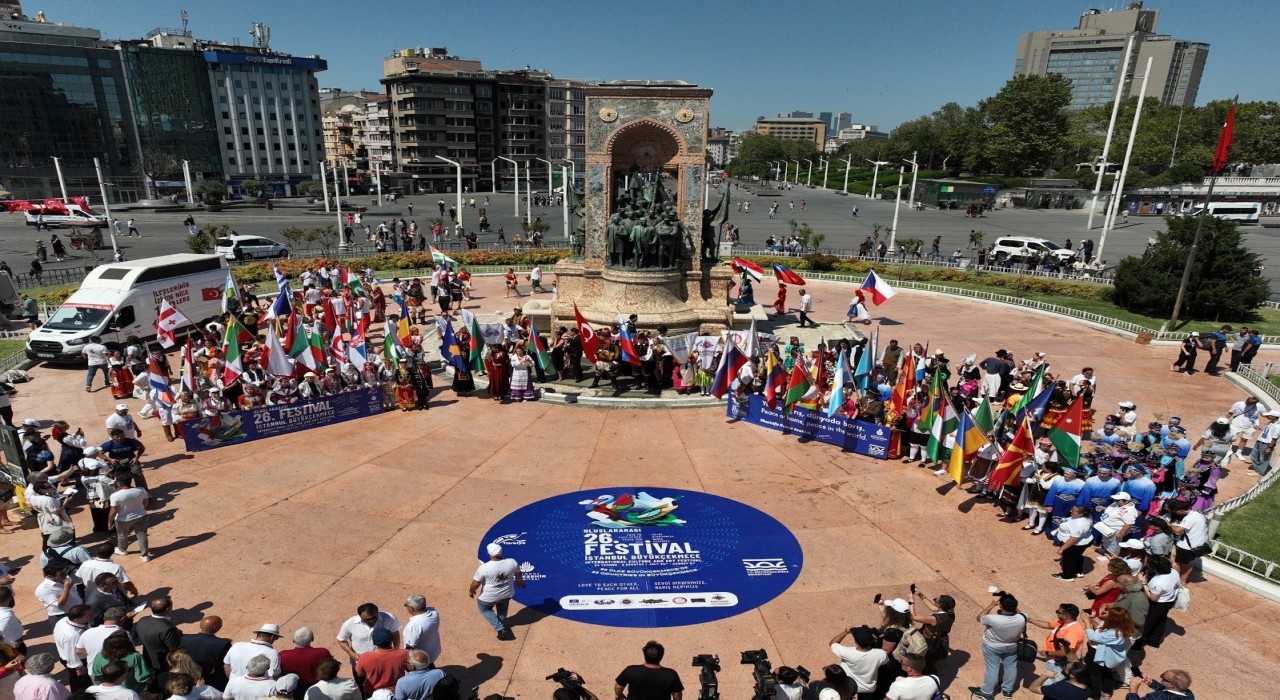 Büyükçekmece 26. Uluslararası Kültür ve Sanat Festivalinin çelenk töreni Taksimde yapıldı