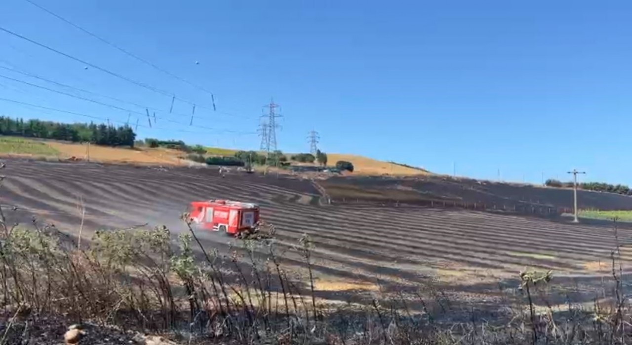 Büyükçekmecede tarlada yangın: Alevler evlere sıçramadan söndürüldü