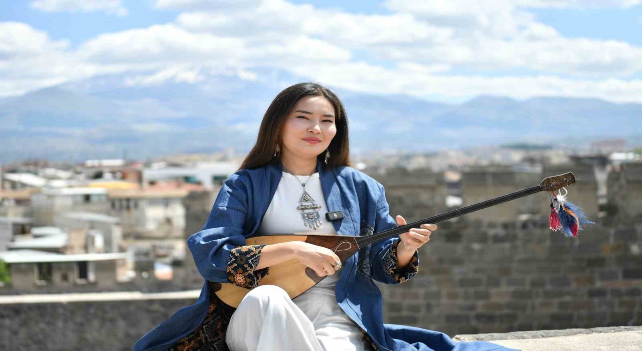 Büyükşehir ile Kayseri Kalesinde Kazak ezgileri yükseldi