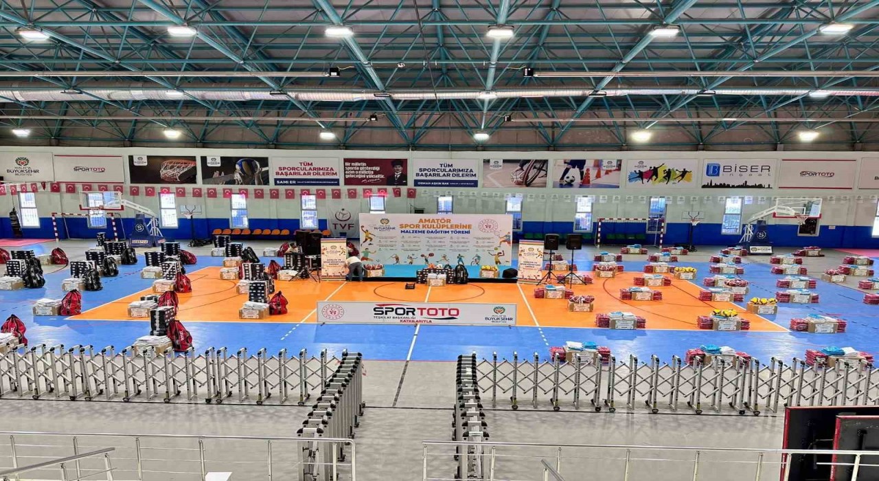 Büyükşehirden Amatör Spor Kulüplerine 10 Milyon TLlik Malzeme Desteği