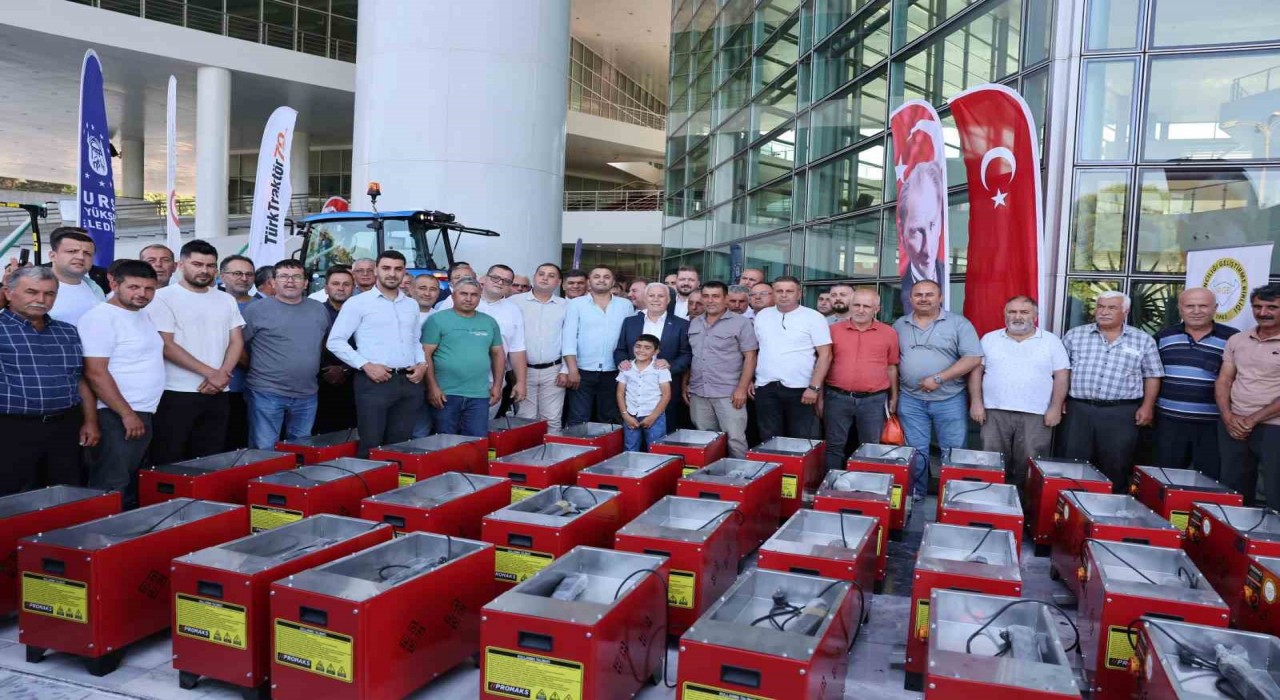 Büyükşehirden kırsal mahallelere ekipman desteği