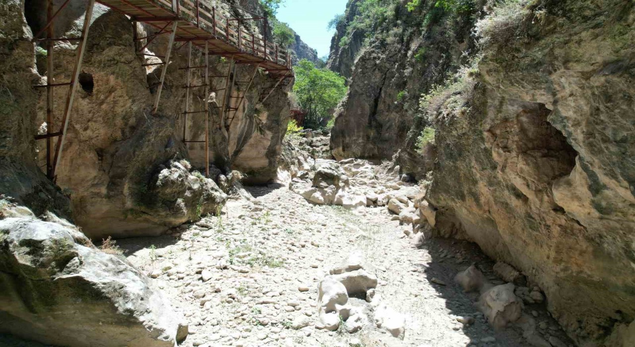 Çal Kısık Kanyonu Menderesin kurumasıyla tüm ihtişamını kaybetti